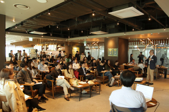 지난달 30일 스타벅스 서울 용산역써밋R점에서 진행한 '창업카페' 프로그램에서 예비 청년 창업가들이 강연을 듣는 모습. <스타벅스커피코리아 제공>